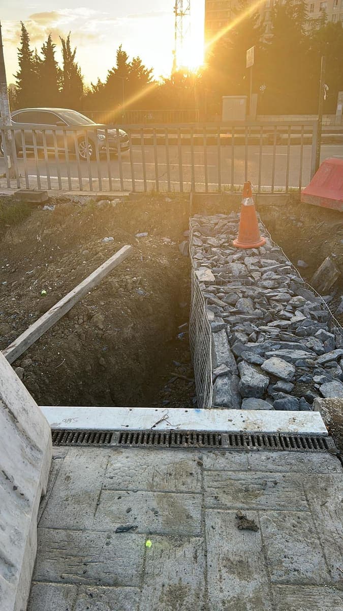 Gabyon istinat duvarı önünde yağmur suyu drenaj kanalı ve ızgarası