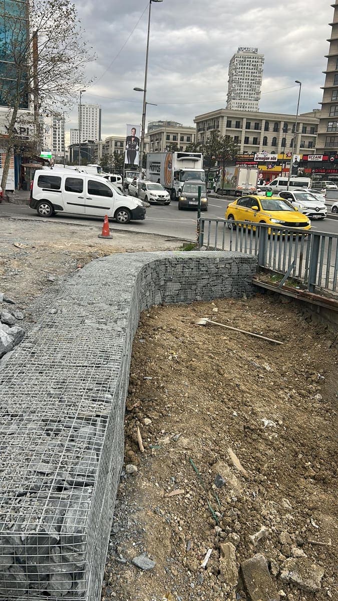 Yol kenarında tamamlanmış gabyon istinat duvarı
