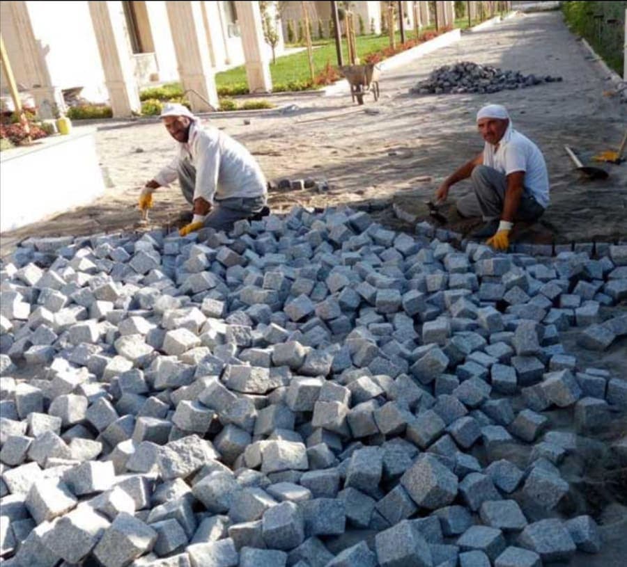 Kaldırımda küp taş döşeme çalışması