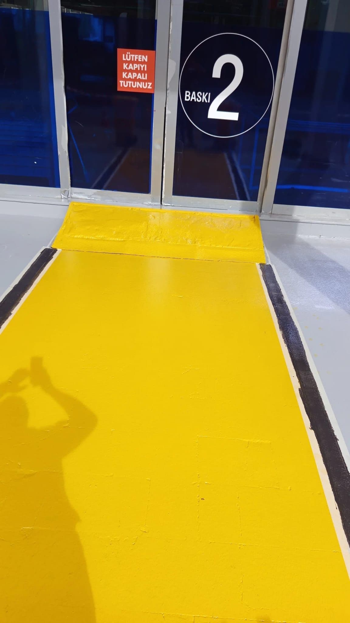 Fabrika Epoksi Fabrika sarı yol çizgili epoksi